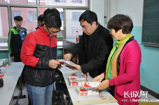 主办方还向学生发放了反邪教宣传资料