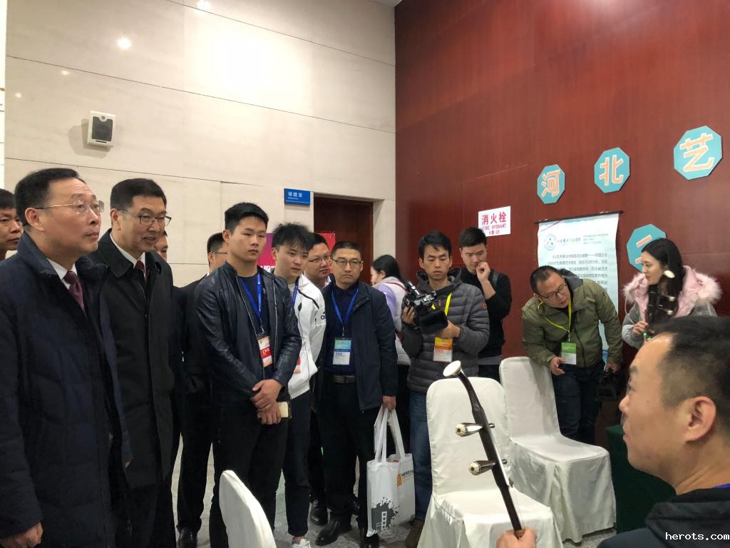 国家教育部职业教育与成人教育司司长王继平(左一)、高职高专校长联席会主席董刚(左二)参观我院二胡展台