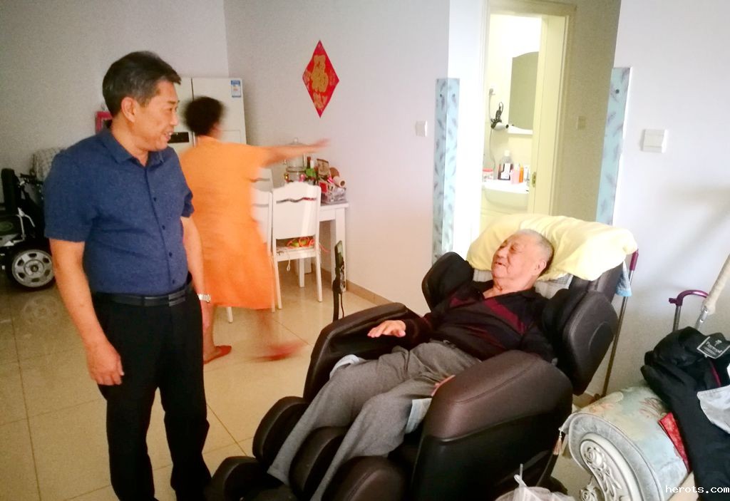 庞彦强院长与李少奎同志亲切交谈