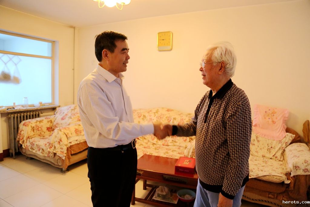 赵宗更书记与侯伶老同志亲切交谈